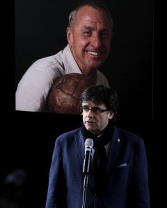 El presidente de la Generalitat, Carles Puigdemont, atiende a la prensa tras presentar sus respetos en el memorial de Johan Cruyff que se ha abierto esta mañana en el Camp Nou. EFE/Alberto Estévez