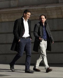 Pablo Iglesias y Pedro Sánchez, en su llegada juntos al Congreso antes de su reunión. EFE/J. J. Guillén