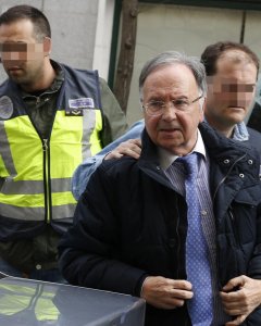 El secretario general del sindicato Manos Limpias, Miguel Bernard, tras ser detenido esta mañana por la Policía Nacional, es trasladado por los investigadores a la sede de esa organización para presenciar el registro de la misma. EFE/Ángel Díaz