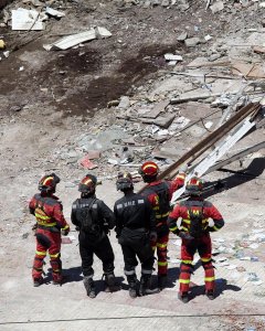 Los servicios de rescate continúan las labores de desescombro en el edificio derrumbado en Arona (Tenerife) en busca de las personas que aún no han sido localizadas tras el siniestro, en el que han muerto dos mujeres y cinco personas continúan desaparecid