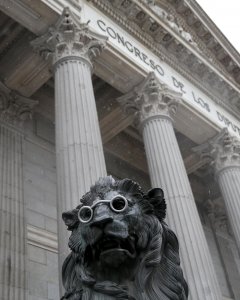 Los leones del Congreso en Madrid se ponen gafas para celebrar la novela del escritor Miguel de Cervantes 'Don Quijote', como parte de la conmemoración de los 400 años de la muerte del escritor. REUTERS/Andrea Comas