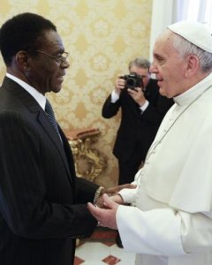 Teodoro Obiang con el papa Francisco durante una audiencia privada en el Vaticano en octubre de 2013. - AFP