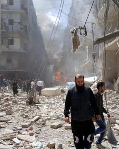 Sirios en el lugar de los ataques aéreos en el barrio Bustan Al Qasr en Alepo. - EFE