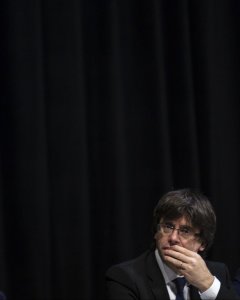 El presidente de la Generalitat, Carles Puigdemont, durante el acto de traspaso de la presidencia catalana de los Cuatro Motores para Europa (4ME) a Auvernia-Ródano-Alpes. EFE/Quique García