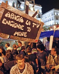 'Apaga la tele, enciende tu mente' rezaba este cartel del 15-M.