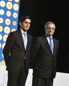 El presidente de Telefonica, José María Álvarez-Pallete, y su antecesor en el cargo, César Alierta, durante la junta general de accionistas de la empresa. EFE/Fernando Villar