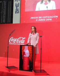 La presidenta de Coca-Cola European Partners durante el acto celebrado en la Bolsa de Madrid con motivo de la salida de la compañía a bolsa. LORENA CALLE ESCRIBANO