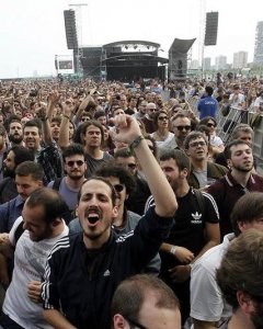 Asistente a la última jornada del festival Primavera Sound, que cierra las puertas de Parc del Fòrum de Barcelona con cifras récord de asistencia. EFE/Marta Pérez