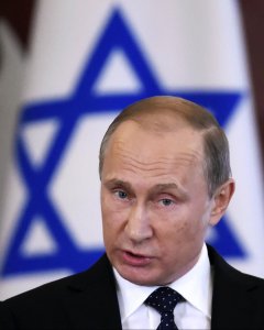 Vladimir Putin durante una rueda de prensa en Moscú con una bandera de Israel detrás. - REUTERS