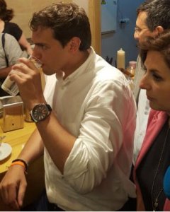 El líder de Ciudadanos, Albert Rivera, se toma un café en el establecimiento de una votante, este miércoles, en Guadalajara. PÚBLICO.