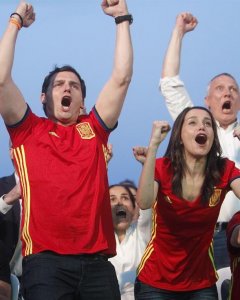 El candidato de Ciudadanos a la presidencia del Gobierno, Albert Rivera, junto a Inés Arrimadas, sigue el partido de la Eurocopa entre España y Turquía a través de la pantalla gigante instalada junto al Arco de Triunfo de Barcelona. EFE/Marta Pérez