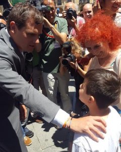 Rivera habla con un niño en Avilés./ P. D.