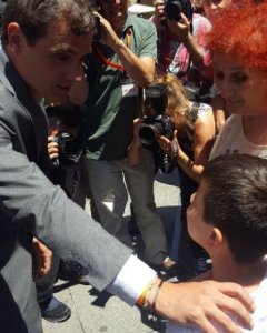 Rivera saluda a un niño en Avilés (Asturias). PÚBLICO