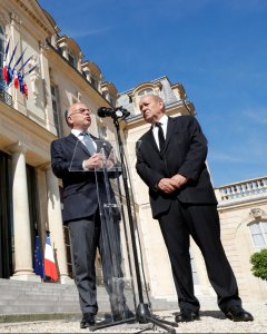 El ministro de Interior frances, Bernard Cazeneuve y el de Defensa, Jean-Yves Le Drian en declaraciones tras el consejo de Defensa celebrado este lunes en París