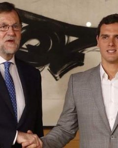 Rajoy y Rivera en la Sala del Comedor contiguo al Palacio del Congreso. EFE