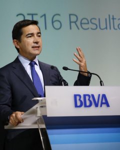 El consejero delegado del BBVA, Carlos Torres Vila, durante la rueda de prensa en la que ha expuesto los resultados de la entidad del segundo trimestre de 2016. EFE/Mariscal