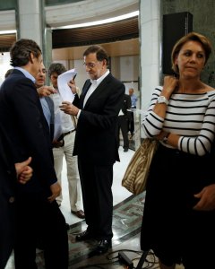 El presidente del Gobierno en funciones, Mariano Rajoy, con diversos dirigetnes del PP antes de su comparecencia ante los periodistas tras su reunión con Albert Rivera en el Congreso. REUTERS/Susana Vera