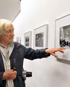 Una imagen de archivo de Marc Riboud, contemplando una de sus fotografías en la exposición 'The Europeans', en el Centro de Arte de Erfurt, en Alemania, en 2009. EFE