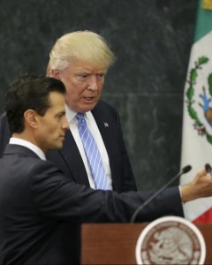El candidato republicano a la Casa Blanca, Donald Trump, y el dirigente mexicano, Enrique Peña Nieto, durante su reunión en México.- REUTERS