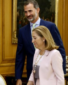 El rey Felipe VI con la presidenta del Congreso de los Diputados, Ana Pastor, quien acude al Palacio de la Zarzuela para comunicar al monarca el resultado de la investidura fallida de Mariano Rajoy. EFE/Sergio Barrenechea