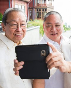 Jose Maria Sison, fundador del Partido Comunista de Filipinas (izquierda) se hace un 'selfie' con enviados del Gobierno antes de una de las reuniones en Oslo. - REUTERS