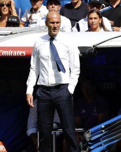 El entrenador francés del Real Madrid Zinedine Zidane durante el partido de la tercera jornada de Liga que disputan frente al Osasuna en el estadio Santiago Bernabéu de Madrid. EFE/Sergio Barrenechea
