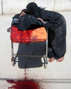 Una madre iraquí llora sobre el cuerpo de su hijo, muerto en Baquba, capital de la provincia de Diyala, el 4 de mayo de 2008.- AFP / STR