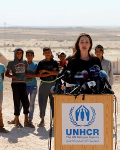 La actriz Angelina Jolie es embajadora de la ONG Acnur. En la foto, da una conferencia en un campo de refugiados para sirios en Iraq/REUTERS