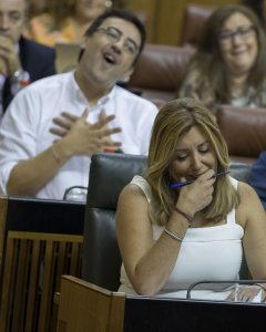 La presidenta andaluza, Susana Díaz, sentada en su escaño delante del portavoz socialista, Mario Jiménez, escucha a la oposición tras una de sus intervenciones en la sesión de control al Ejecutivo que ha tenido lugar en el Parlamento de Andalucía en Sevil