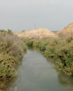 El río Genázar, sobre el que han caído taludes durante las obras del AVE. MAREA AMARILLA