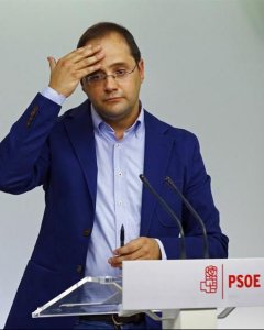 César Luena, secretario de organización del PSOE en rueda de prensa tras las dimisiones de los 17 críticos del partido/EFE