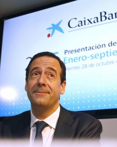 El consejero delegado de CaixaBank, Gonzalo Gortázar, durante la rueda de prensa en la se han presentado los resultados de la entidad bancaria de los nueve primeros meses del año. EFE/Marta Pérez