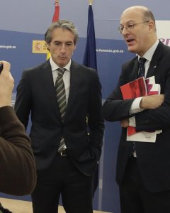 El ministro de Fomento, Íñigo de la Serna, y el presidente de Renfe, Pablo Vázquez. EFE/David González