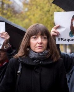 Raquel Tenías, activista y militante de Izquierda Unida y Zaragoza en Común (ZeC), acompañada por el alcalde de Zaragoza, Pedro Santisteve, el día de su juicio en el  juzgado de lo Penal número 13 de Madrid.EFE