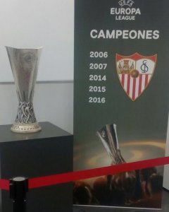 Trofeo de la Europa League del Sevilla expuesto en el Museo del Deporte.