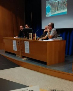 Los sociólogos urbanos Daniel Sorando y Jean Pierre Garnier y el arquitecto urbanista Álvaro Ardura, durante su intervención en la Facultad de Ciencias Sociales de Zaragoza con el profesor Chabier Gimeno.