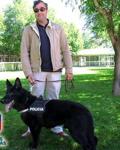 Javier Valladares adoptó a Negro, un pastor alemán que trabajaba en la unidad de explosivos. Héroes de 4 Patas