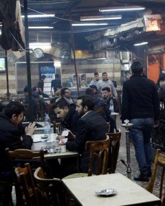 Varios damascenos en una cafetería de la capital siria. - REUTERS