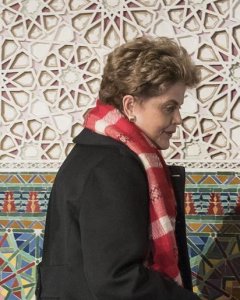 La expresidenta de la República Federativa de Brasil, Dilma Rousseff, en el Pabellón de las Tres Culturas en Sevilla, momentos antes de pronunciar su conferencia 'El asalto a la democracia en Brasil y Latinoamérica', dentro del Seminario Internacional Cap