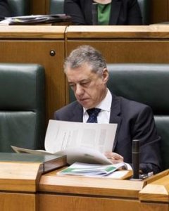 El lehendakari, Íñigo Urkullu, revisa unos papeles al comienzo del primer pleno del año en el Parlamento Vasco. EFE/ADRIÁN RUIZ DE HIERRO