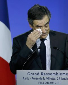 El ex primer ministro y candidato conservador francés a la presidencia de la República, Francois Fillon, durante un acto político en París. REUTERS/Pascal Rossignol