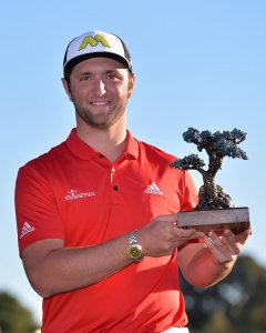 Jon Rahm posa con el trofeo del torneo. - REUTERS