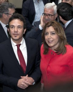 La presidenta de la Junta de Andalucía, Susana Díaz, junto al alcalde de Cádiz, José María González, a su llegada al Ayuntamiento gaditano, en su primera visita que realiza en esta legislatura a dicho Consistorio. EFE/Román Ríos