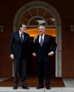 El presidente del Gobierno, Mariano Rajoy, con el nuevo presidente del Parlamento Europeo, Antonio Tajani, a la entrada del Palacio de la Moncloa. REUTERS/Juan Medina