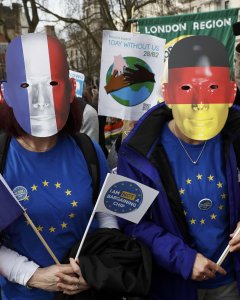 Manifestantes a favor de la permanencia de Reino Unido en la UE junto a la sede del Parlamento británico. - REUTERS