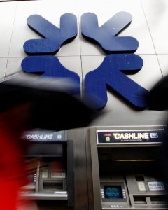 Varios peatones pasan junto a una oficina del Royal Bank of Scotland (RBS) en Londres. REUTERS/Andrew Winning