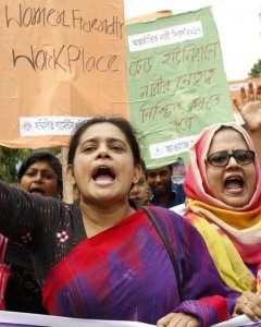 Mujeres asisten a una manifestación convocada por el Instituto de Estudios Laborales de Bangladesh con motivo del Día Internacional de la Mujer en Dacca (Bangladesh) hoy, 8 de marzo de 2017. EFE/Abir Abdullah