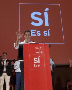 Pedro Sánchez ha llenado de militantes el aforo del Palacio de Congresos de Cádiz, en un acto que ha estrenado el que será su eslogan en la campaña de las primarias: 'Sí es sí' . EFE/Román Ríos