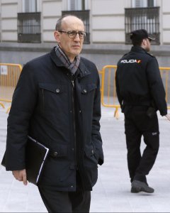 El inspector del Banco de España Pedro González a su llegada a la sede de la Audiencia Nacional donde declara como investigado ante el juez Fernando Andreu por el caso Bankia. EFE/Mariscal