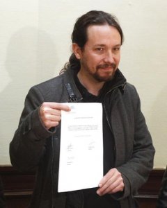 El secretario general de Podemos, Pablo Iglesias, con la tuitera Cassandra Vera (i), y la diputada por La Rioja de la formación morada, Sara Carreño, con la proposición no de ley en la que insta al Gobierno a eliminar el artículo del Código Penal que regu